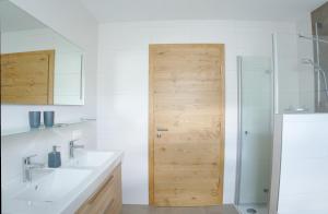 Kúpeľňa v ubytovaní Berg' & Bluamen Appartements Stubai