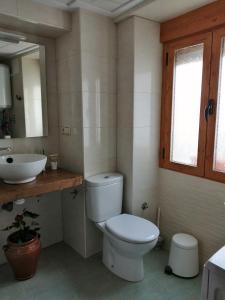 een badkamer met een toilet en een wastafel bij LA TRASTIENDA de felipe in Pontones