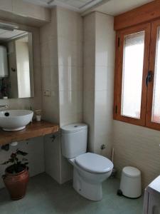 un bagno con un water e un lavandino di LA TRASTIENDA de felipe a Pontones