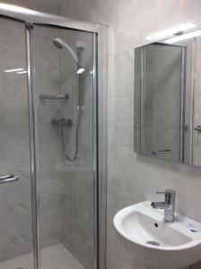 Bilik mandi di The Gardens guest accommodation