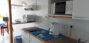 une cuisine avec une cafetière sur un comptoir dans l'établissement Appartement ,le Trimaran, avec vue sur l'océan, à Guidel