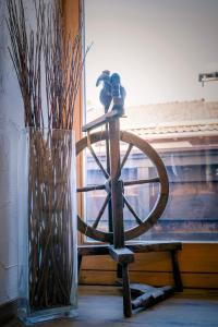 a vase with a wheel next to a vase with at Haus Edelraute in Mittenwald