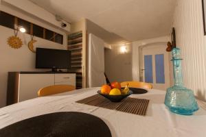 a bowl of fruit sitting on top of a table at Studio Apartment Morini in Cres
