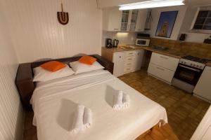 a small bedroom with a bed with towels on it at Studio Apartment Nihar in Cres