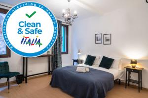 um quarto com uma cama e uma placa que diz limpo e seguro em Haus Ormesini em Veneza
