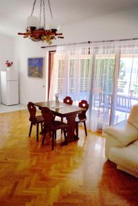 Gallery image of Apartmani Ribarica**** in Karlobag