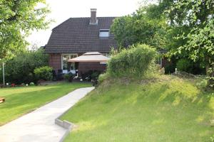 una casa con una colina de hierba delante de ella en Chrissi und Micha en Remscheid