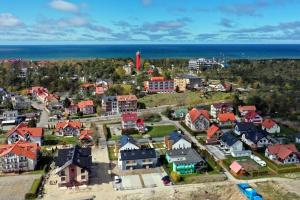 z powietrza widok na małe miasteczko z latarnią morską w obiekcie VILLA LIGHTHOUSE - Adults Only - 12plus w mieście Krynica Morska +37 zdjęć