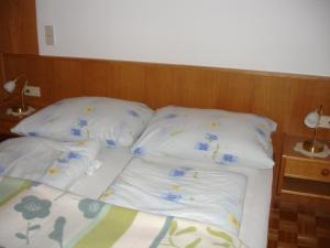 Ліжко або ліжка в номері Apartment Janschitz Gundersheim