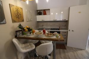 una cocina con una mesa con comida. en Casa Dell'Artista, en Matera