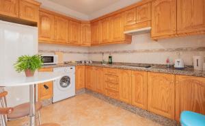 Kuchyň nebo kuchyňský kout v ubytování THREE BEDROOM APARTAMENT NEAR SANTA CRUz 1A