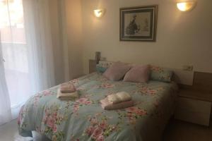 una camera da letto con un letto con cuscini sopra di Còmode apartament al bell mig de Girona a Girona