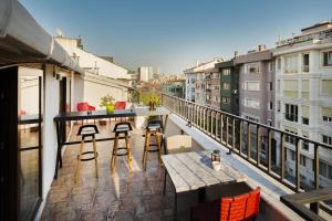 einen Balkon mit einem Tisch und Stühlen auf einem Gebäude in der Unterkunft Moda Drei in Istanbul