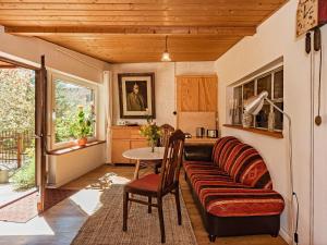 ein Wohnzimmer mit einem Sofa und einem Tisch in der Unterkunft Hof Lewin in Dargen
