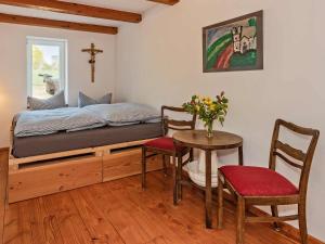 Dargen的住宿－Hof Lewin，卧室配有一张床和一张桌子及椅子