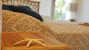 dos plátanos en una mesa de madera junto a una cama en Montilisciu Cottage, en San Teodoro
