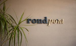 un cartel en una pared con la palabra "fondant" en RondPoint Pilar en Pilar