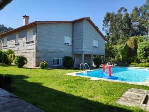 uma casa com piscina no quintal em Cotarenga em Campañó