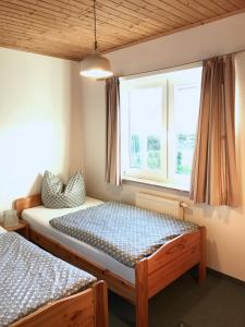 um quarto com 2 camas e uma janela em Ostsee Apartments Salzhaff em Zweedorf