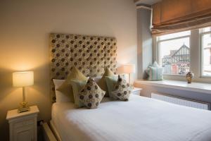 een slaapkamer met een groot wit bed en een raam bij OX Hotel, Bar, & Grill in Poole