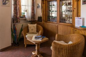 uma sala de estar com duas cadeiras e uma mesa em Hotel Rosenhof em Ruhpolding