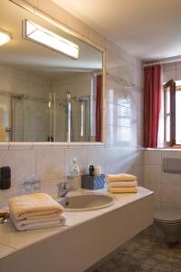 A bathroom at Hotel Rosenhof