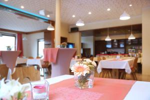 Een restaurant of ander eetgelegenheid bij Hotel Andrea