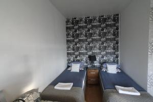 Zimmer mit 2 Betten und einem TV. in der Unterkunft Cozy Apartment near Turku Cathedral Church in Turku