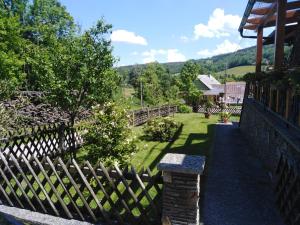 einen Blick auf den Hinterhof eines Hauses mit einem Zaun in der Unterkunft Ferienhaus Bauer in Trattenbach