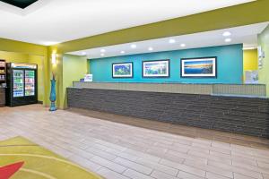a fast food restaurant with a cash counter in a store at La Quinta Inn and Suites by Wyndham Paris in Paris +57 photos