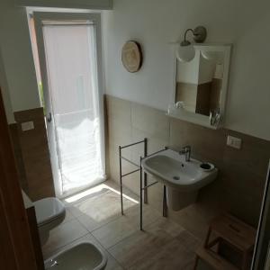 a bathroom with a sink and a toilet at Casa Maria in Cantù