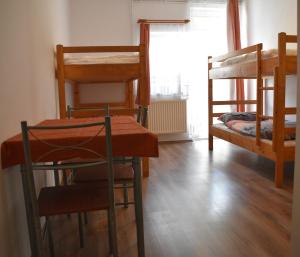 เตียงสองชั้นในห้องที่ Tihany Község Önkormányzat - Ifjúsági Szállás