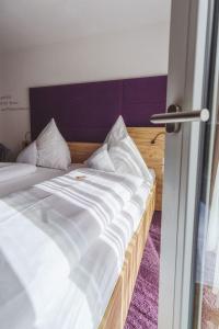 Postel nebo postele na pokoji v ubytování Hotel Restaurant Kochschule Rössle
