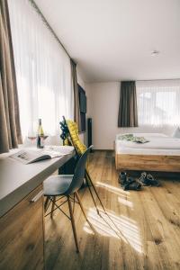 Postel nebo postele na pokoji v ubytování Hotel Restaurant Kochschule Rössle