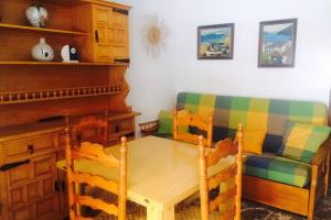 una sala da pranzo con un tavolo e un divano di Apartamento entre la playa y la montaña a Calafell
