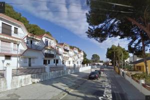 una strada con case e una macchina parcheggiata sulla strada di Apartamento entre la playa y la montaña a Calafell Altre 20 foto