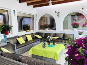 カルヴォエイロにあるVilla Sunkiss Algarve Carvoeiroのパティオ(ソファ、テーブル、花付)