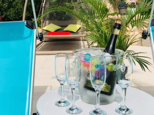 カルヴォエイロにあるVilla Sunkiss Algarve Carvoeiroのグラスとワイン1本