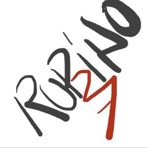 eine Zeichnung des Wortes Rave in schwarz und rot in der Unterkunft Rubino27 in Sordevolo