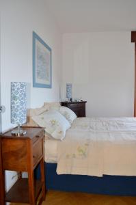 um quarto com uma cama e uma mesa de cabeceira e uma cama sidx sidx sidx em Rubino27 em Sordevolo