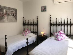 two twin beds in a room with two pillows at Villa Sunkiss Algarve Carvoeiro in Carvoeiro