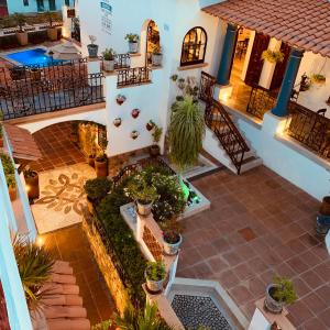 Bazén v ubytování Hotel Santa Paula nebo v jeho okolí