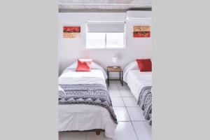 Giường trong phòng chung tại MONTERREY LIVING Centro T5
