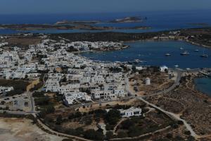 una vista aerea di una città con un porto di ThalaSEA - village Antiparos a Città di Antiparo