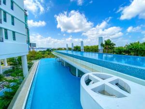 Hồ bơi trong/gần Marina View Resort by Nest Home [Bathtub & Seaview!]