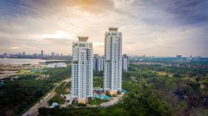 una vista aérea de dos edificios altos en una ciudad en Marina View Resort by Nest Home [Bathtub & Seaview!] en Johor Bahru