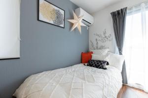 東京にあるAsakusa Sky Stay Modern Roomの白いベッドと壁に星が付いたベッドルーム1室