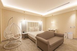 een hotelkamer met een bed en een stoel bij Six Star Motel-Zhongli in Zhongli