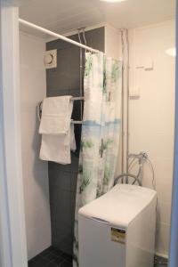 a bathroom with a shower curtain and a toilet at Valtakatu 2 in Pori