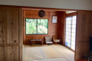 Зона вітальні в 屋久島シエスタYakushima Entire house with a wonderful view